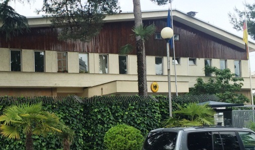 Ambasada gjermane njofton: Mbeten ne fuqi masa e karantinimit dhe testi